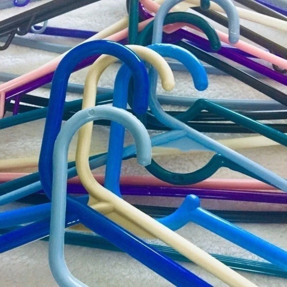 Lot of 20-piece hanger